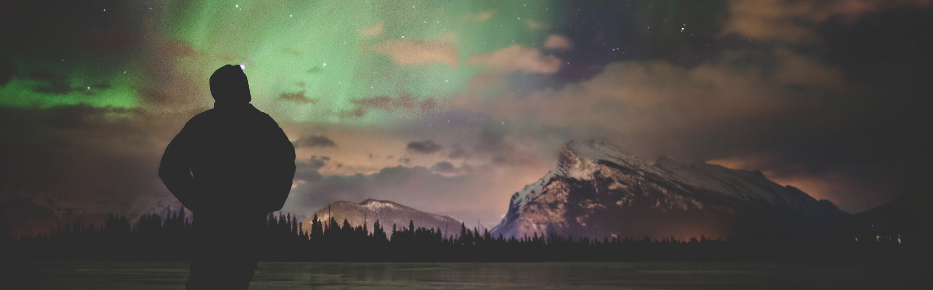 Sightseeing Northern Lights Vermilion Lakes (Banff &amp; Lake Louise Tourism Paul Zizka Photography)