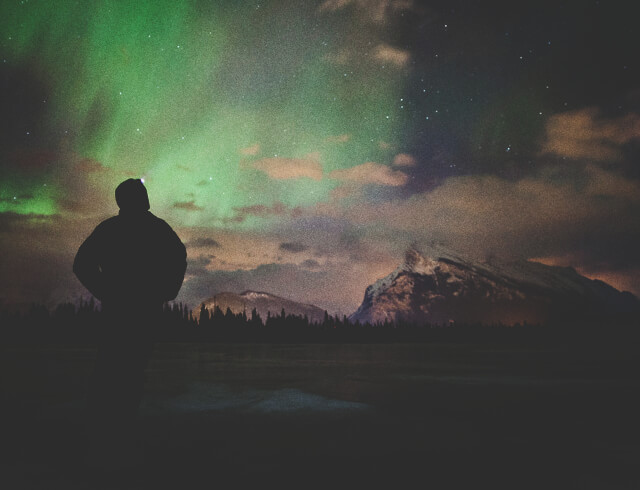 Sightseeing Northern Lights Vermilion Lakes (Banff &amp; Lake Louise Tourism Paul Zizka Photography)