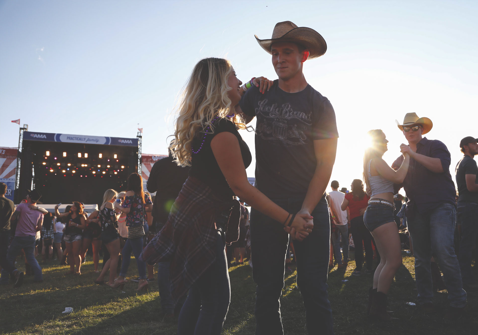 Thousands of fans sing along at Country Thunder.