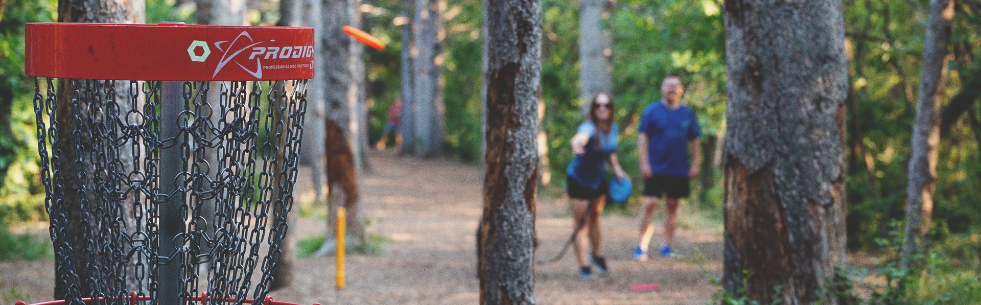 couple playing disc golf in baker park