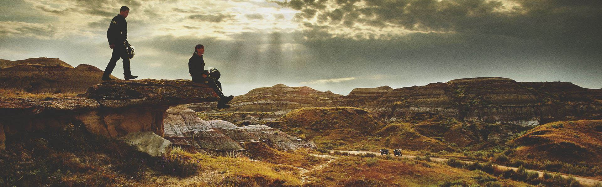 Two travellers overseeing the Badlands by Dinosaur Provincial Park