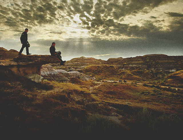 Two travellers overseeing the Badlands by Dinosaur Provincial Park