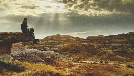 Two travellers overseeing the Badlands by Dinosaur Provincial Park