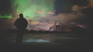 Sightseeing Northern Lights Vermilion Lakes (Banff & Lake Louise Tourism Paul Zizka Photography)