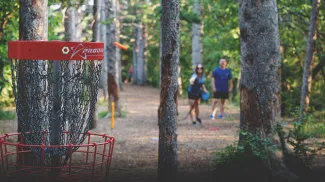 couple playing disc golf in baker park