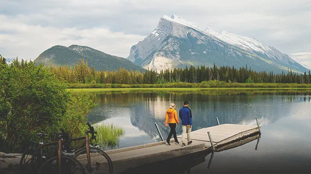 couple walking to the lake in Banff
