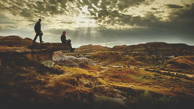 Two travellers overseeing the Badlands by Dinosaur Provincial Park
